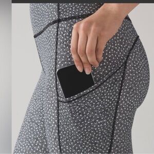 Lululemon Fast and Free Leggings Fizz White/Black Size 4 EUC